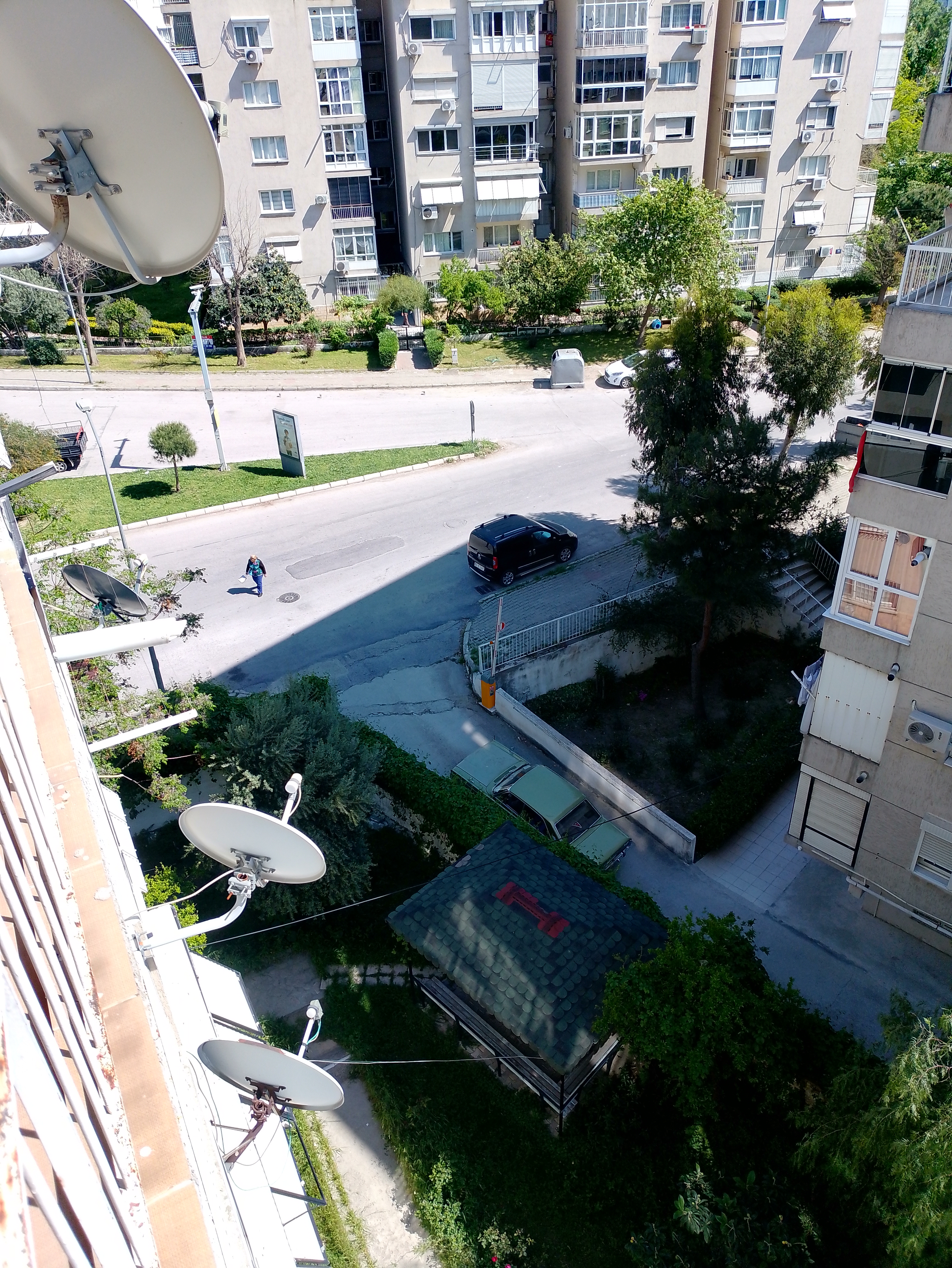 BORNOVA SINIRI AŞIK VEYSEL REKREASYON ÇOK YAKIN ARA KAT DOĞALGAZLI 3+1 DAİRE