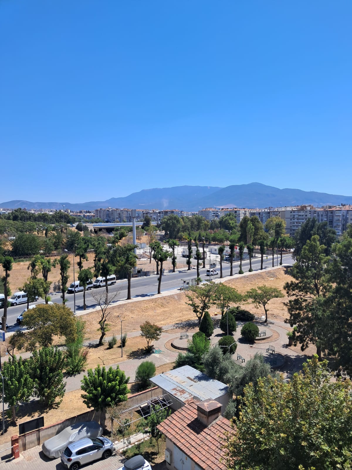 OSMANGAZİ CADDESİ GİRİŞİNDE OTOPARKLI SİTE İÇİNDE 3+1 DOĞALGAZLI DAİRE